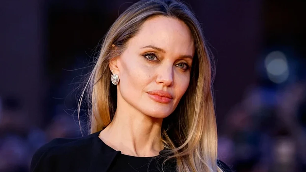Si e ruan Angelina Jolie pamjen e saj rinore? Ajo nuk bën asnjë hap prapa