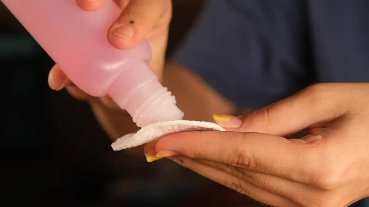 Acetoni nuk është vetëm për heqjen e manikyrit të thonjve, ja si mund ta përdorni për të pastruar shtëpinë tuaj