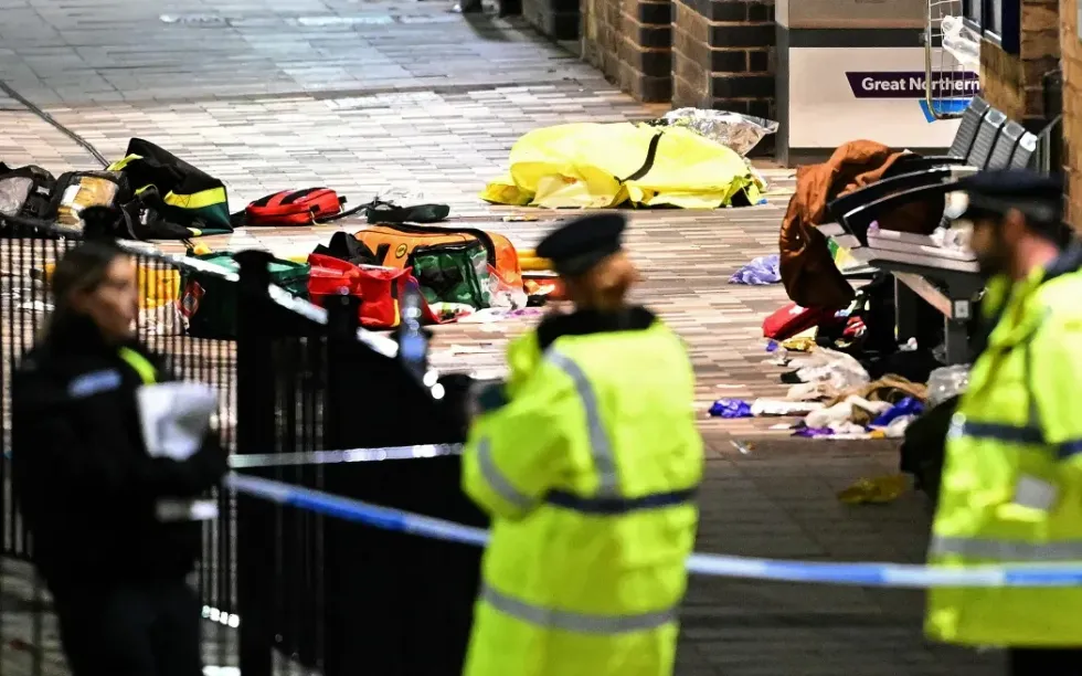 Policia britanike zbulon motivin e sulmit me thikë në tren