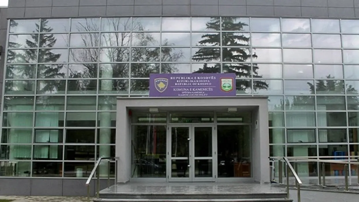 Komuna e Kamenicës ndalon pirjen e duhanit në hapësirat e jashtme të institucioneve publike Komuna e Kamenicës ndalon pirjen e duhanit në hapësirat e jashtme të institucioneve publike