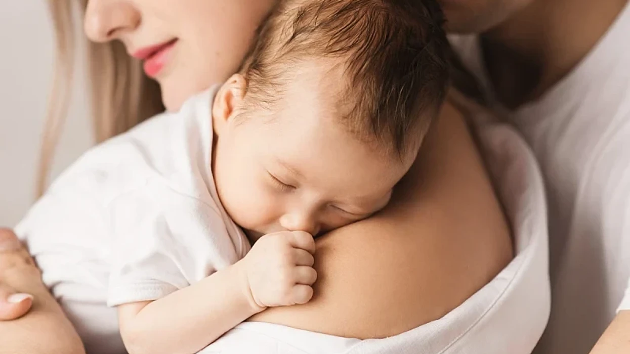 Pse përqafimi i prindërve është kaq i rëndësishëm për foshnjat