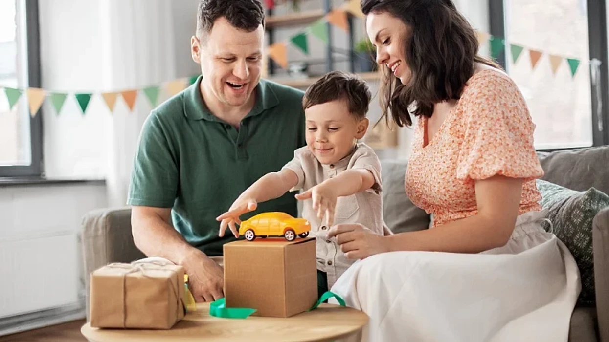 Si mund të ndikojë dhënia e shumë dhuratave fëmijëve në emocionet e tyre