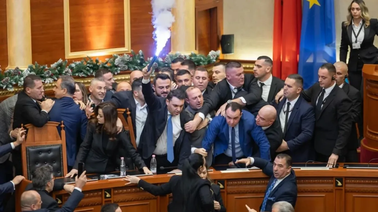 Kaos, dhunë dhe flakadanë: Përplasjet në Kuvendin e Shqipërisë jehonë në mediat ndërkombëtare Kaos, dhunë dhe flakadanë: Përplasjet në Kuvendin e Shqipërisë jehonë në mediat ndërkombëtare