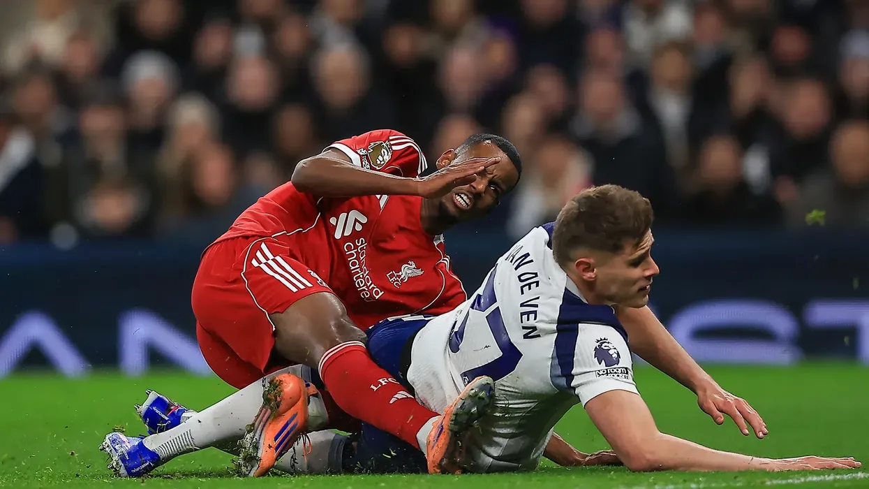“Është thjesht shumë fat i keq për Isakun”, Jamie Carragher mbron Van de Ven “Është thjesht shumë fat i keq për Isakun”, Jamie Carragher mbron Van de Ven