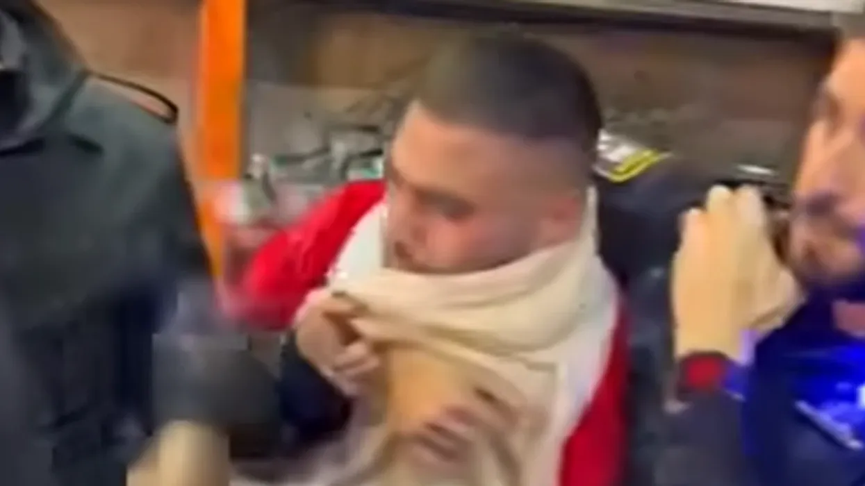 Policia izraelite arreston palestinezin e veshur si Babadimër Policia izraelite arreston palestinezin e veshur si Babadimër
