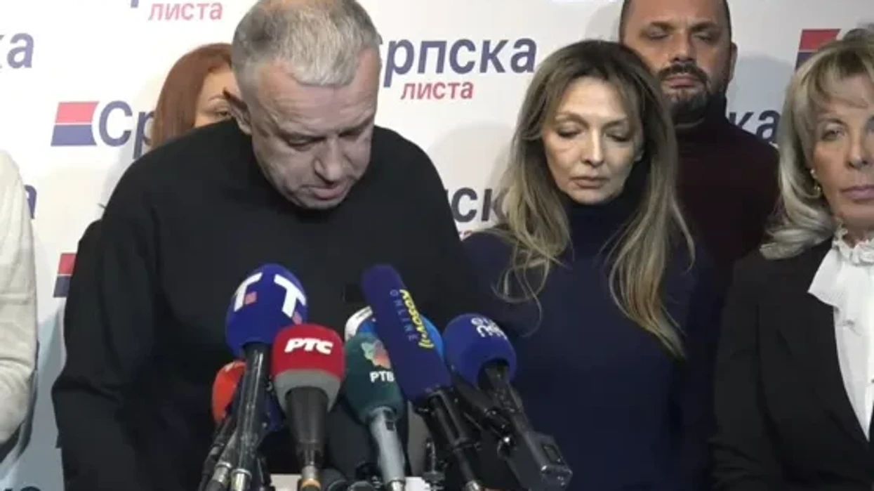 Lista Serbe me fytyra të ngrysura dhe pa festë me flamuj serb