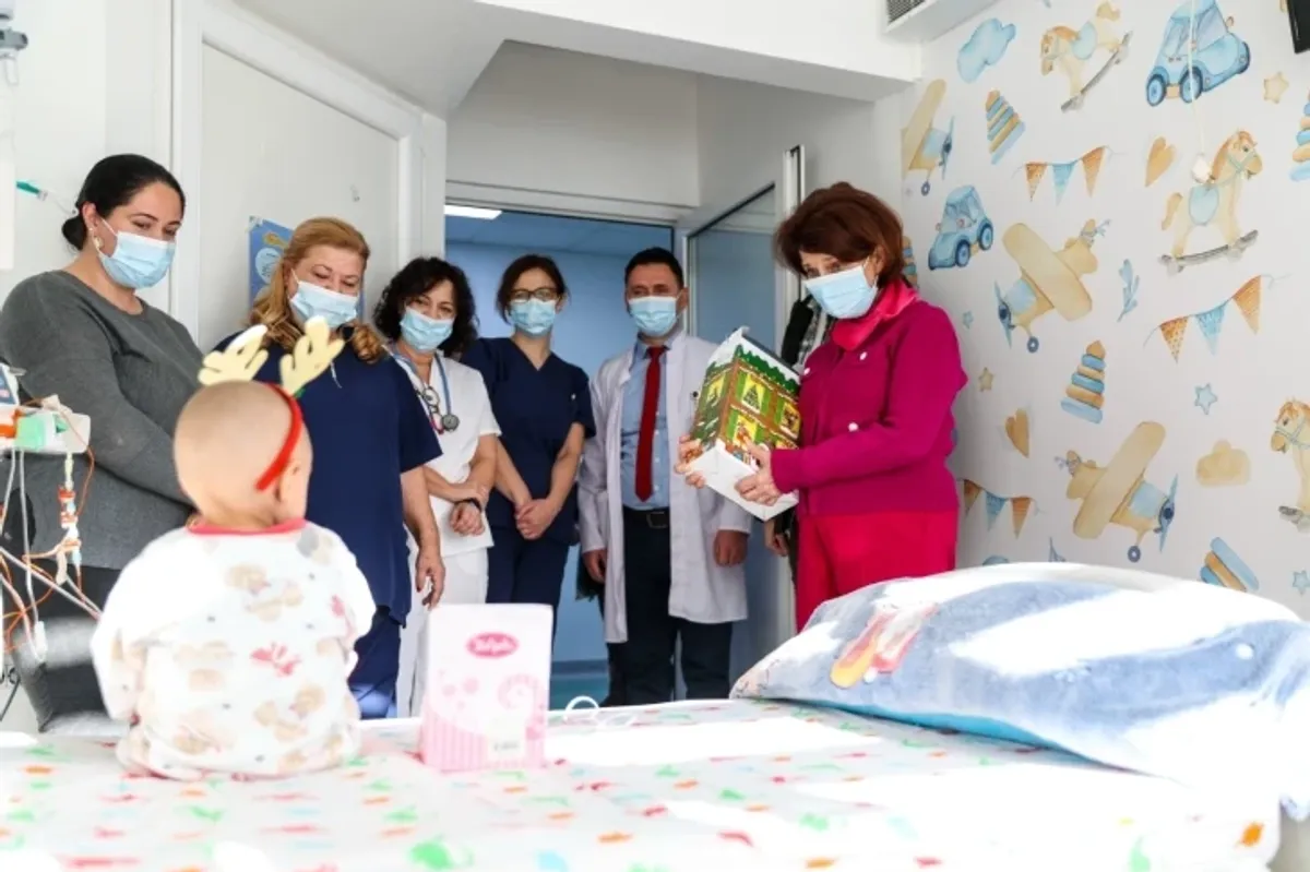 Në prag të Vitit të Ri, Siljanovska Davkova i vizitoi fëmijët në klinikat për fëmijë në Shkup Në prag të Vitit të Ri, Siljanovska Davkova i vizitoi fëmijët në klinikat për fëmijë në Shkup