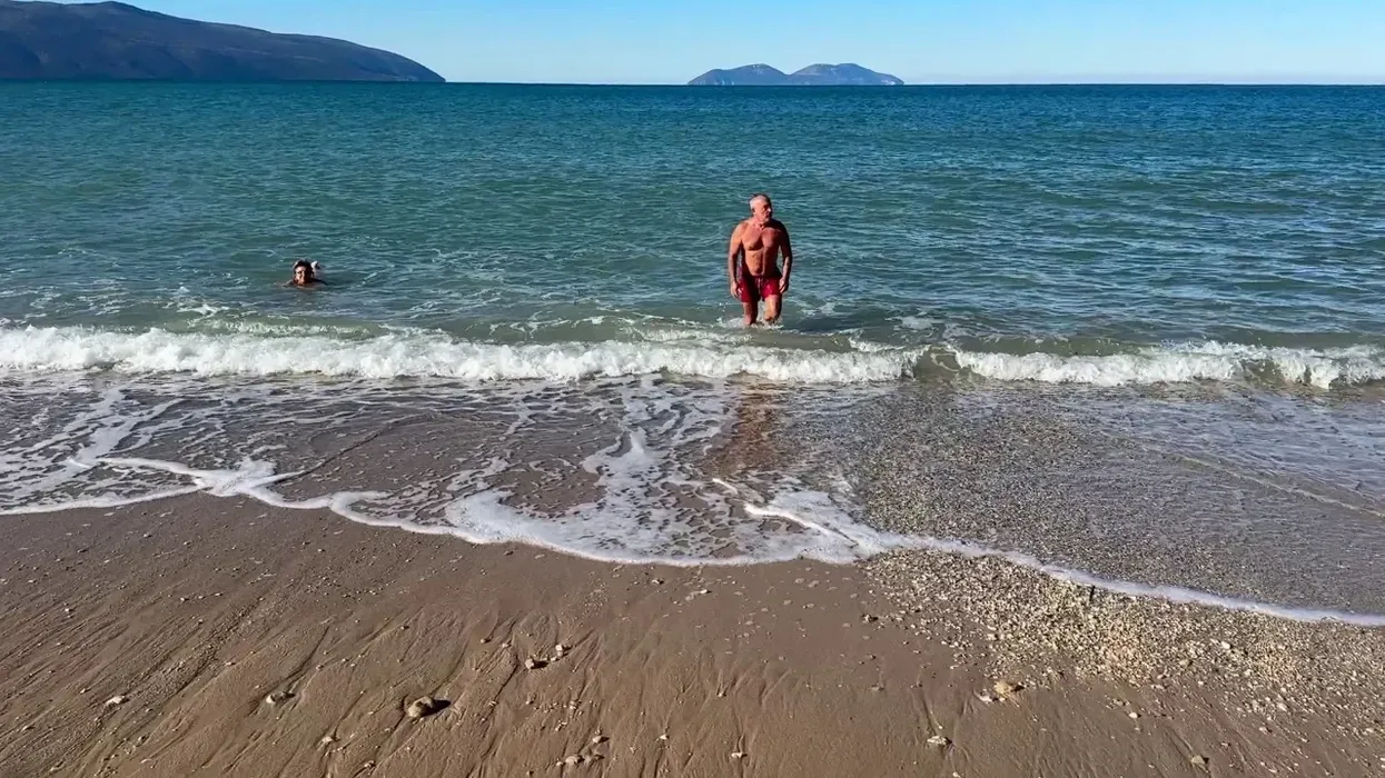Vlorë,vëlla e motër sfidojnë temperaturat e ulëta - lahen në det më 1 janar Vlorë,vëlla e motër sfidojnë temperaturat e ulëta - lahen në det më 1 janar