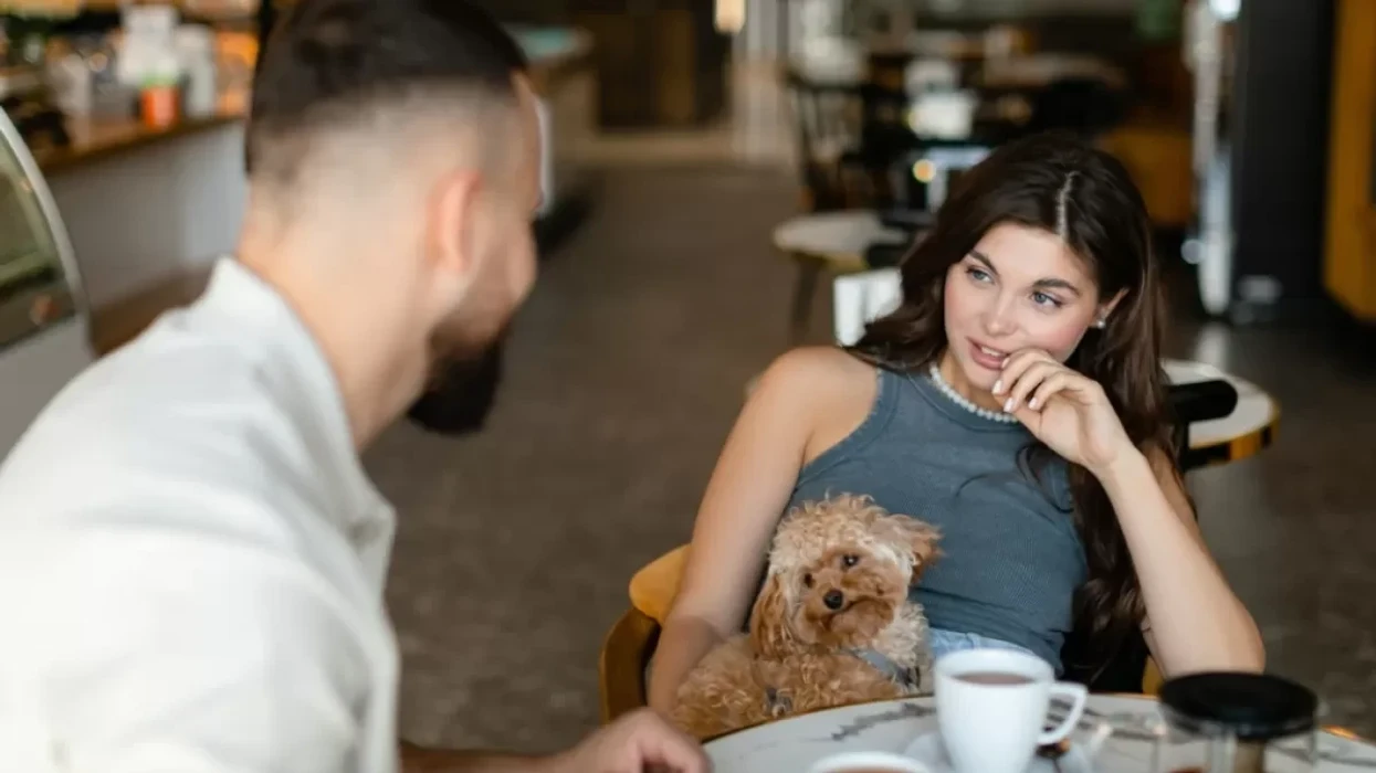 Manipuluesi me 7 fraza teston nëse mund t’ju kontrollojë: nëse ju lavdëron në 5 minutat e para, ndizni alarmin