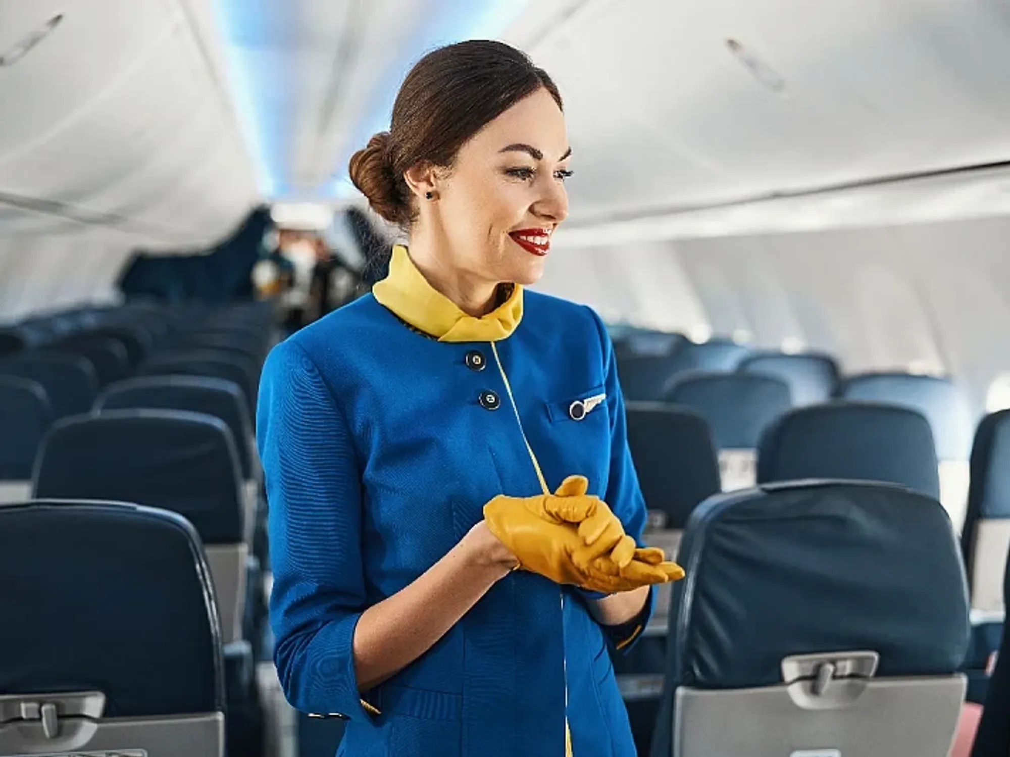 Pse asistentët e fluturimit i shikojnë këpucët tuaja kur hipni në aeroplan Pse asistentët e fluturimit i shikojnë këpucët tuaja kur hipni në aeroplan
