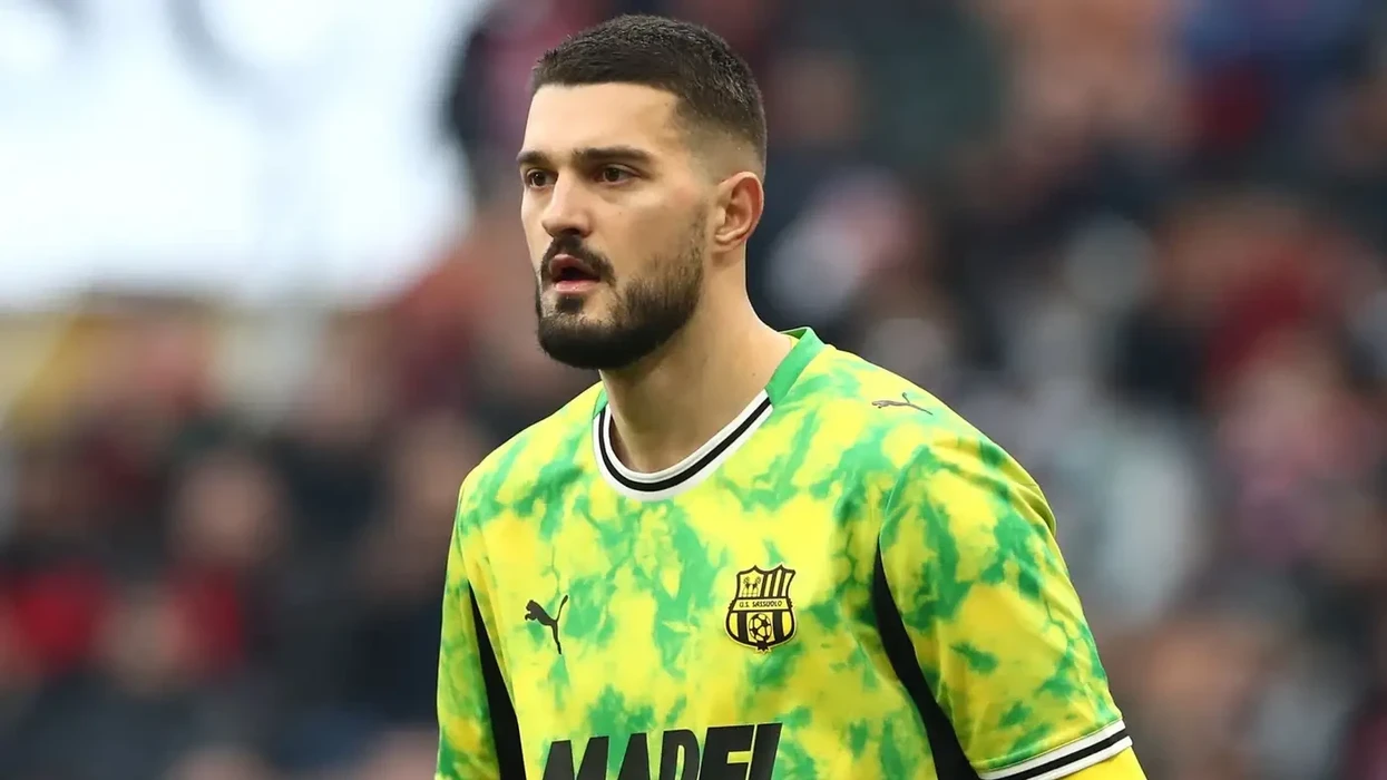 Gjiganti italian po vëzhgon Aro Muricin