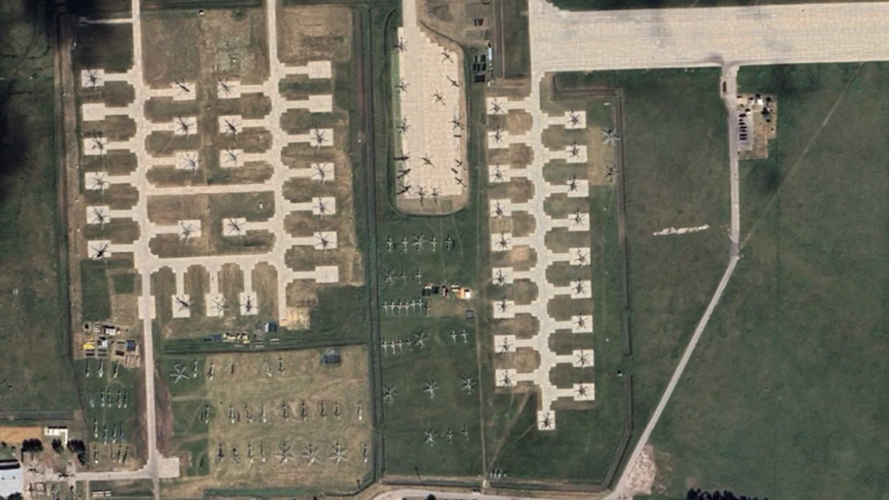 Imazhet e reja satelitore zbulojnë, "varreza e helikopterëve" e Rusisë po bëhet gjithnjë e më e mbushur