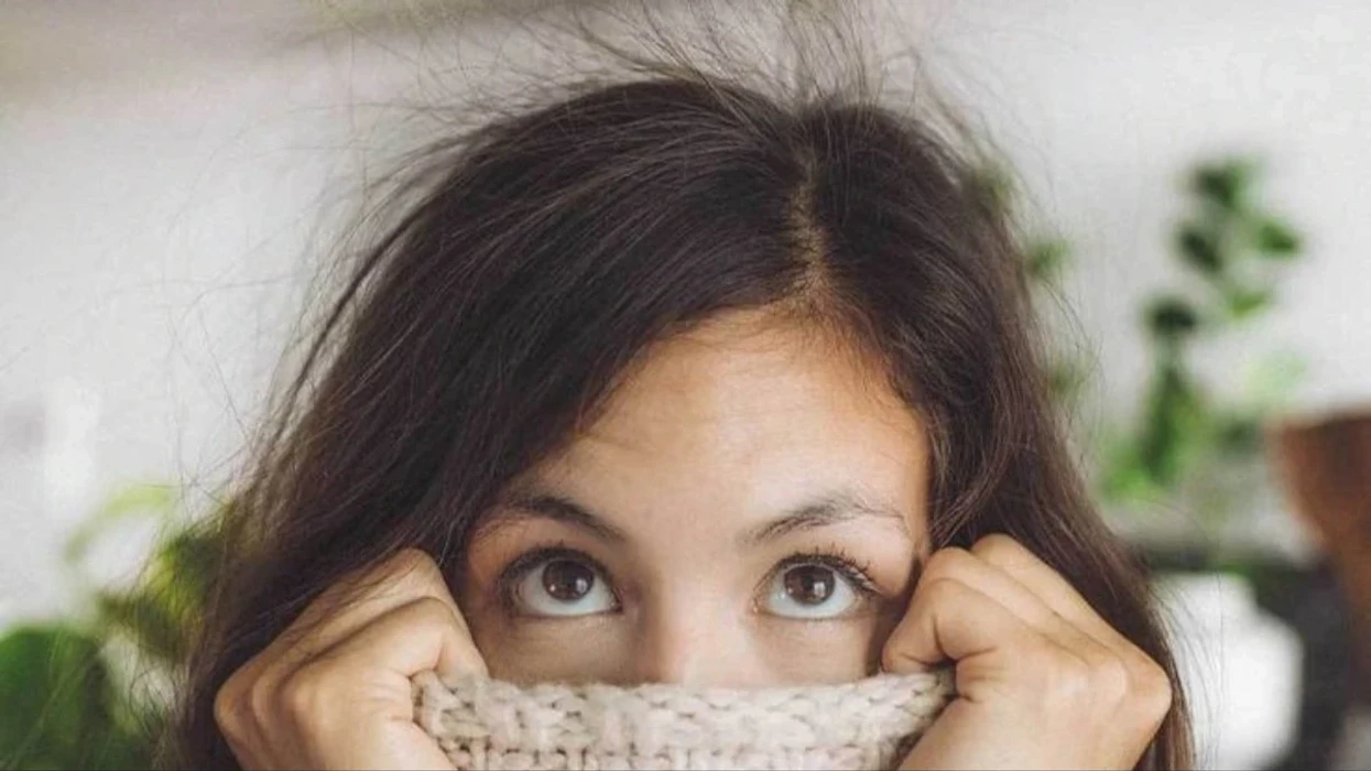 Kapelat dhe shallet janë të pashmangshme, por ja si t’i shpëtoni flokët e elektrizuar