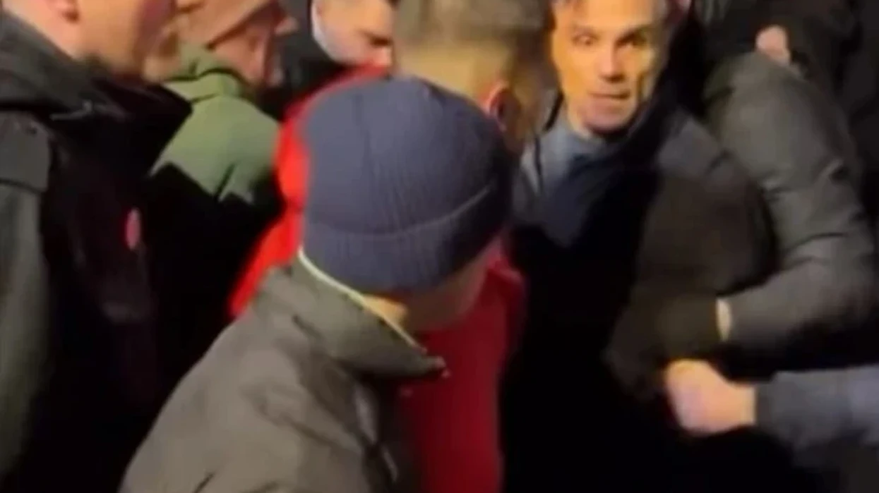 Shpalosja e flamurit kombëtar shqiptar shkakton tensione në protestën e Novi-Sadit