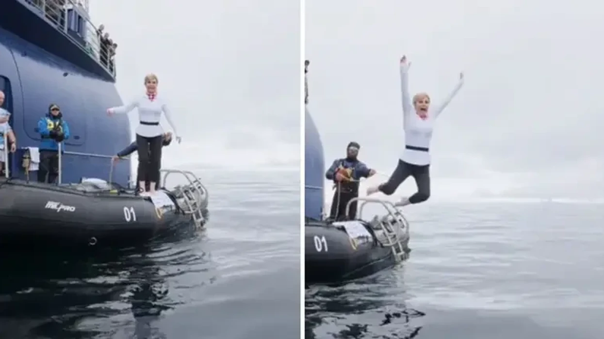 Ish-presidentja kroate kërcen në detin e akullt gjatë udhëtimit në Antarktidë