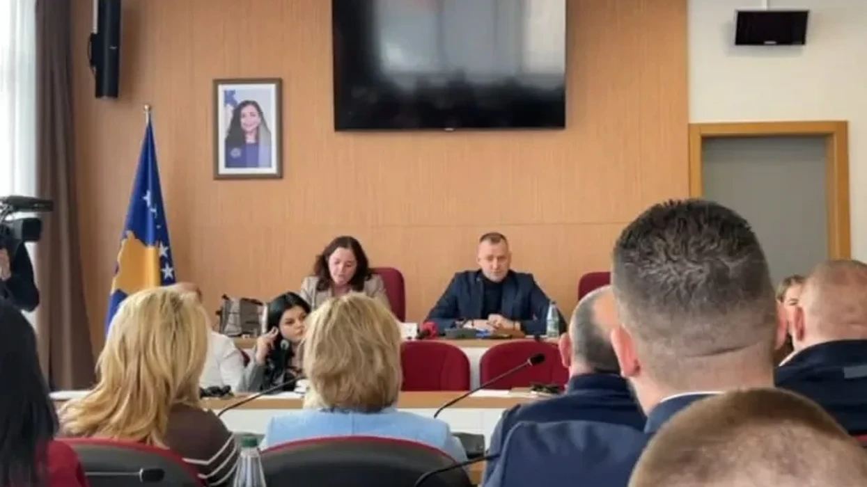 Njëmbëdhjetë shqiptarë të larguar nga puna në Mitrovicë të Veriut, Doli-Ferati e quan krim