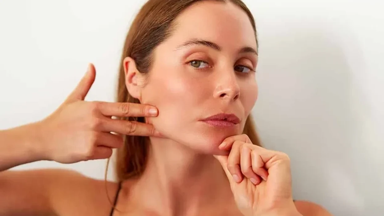 Joga e fytyrës po “fshin” rrudhat: Mjaftojnë vetëm 20 minuta në ditë