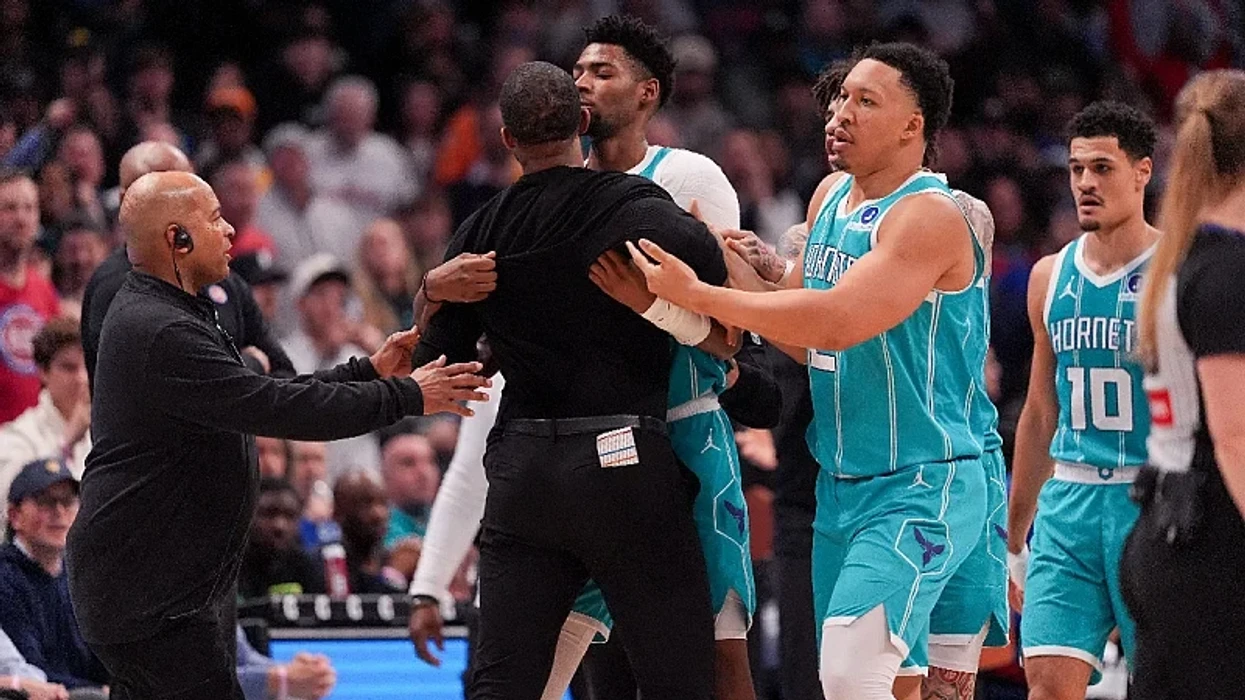 Katër lojtarë përjashtohen pas një përleshje të ashpër në NBA, policia hyri në fushë për të qetësuar situatën