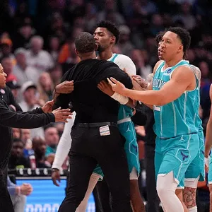 Katër lojtarë përjashtohen pas një përleshje të ashpër në NBA, policia hyri në fushë për të qetësuar situatën Katër lojtarë përjashtohen pas një përleshje të ashpër në NBA, policia hyri në fushë për të qetësuar situatën