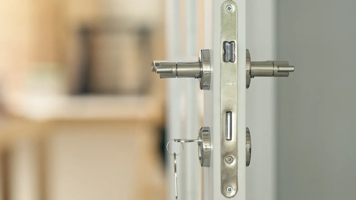 Gjëja e parë që duhet të bëni sapo të sistemoheni në një dhomë hoteli