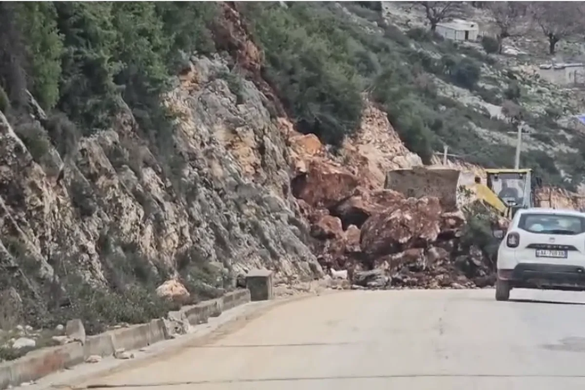 Rënie dherash dhe gurësh në dalje në tunelit të Llogarasë Rënie dherash dhe gurësh në dalje në tunelit të Llogarasë