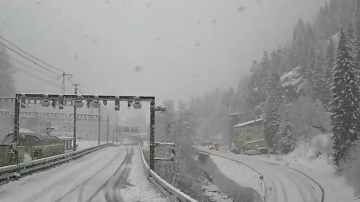 Orteku godet trenin në Zvicër, e nxjerr nga shinat Orteku godet trenin në Zvicër, e nxjerr nga shinat