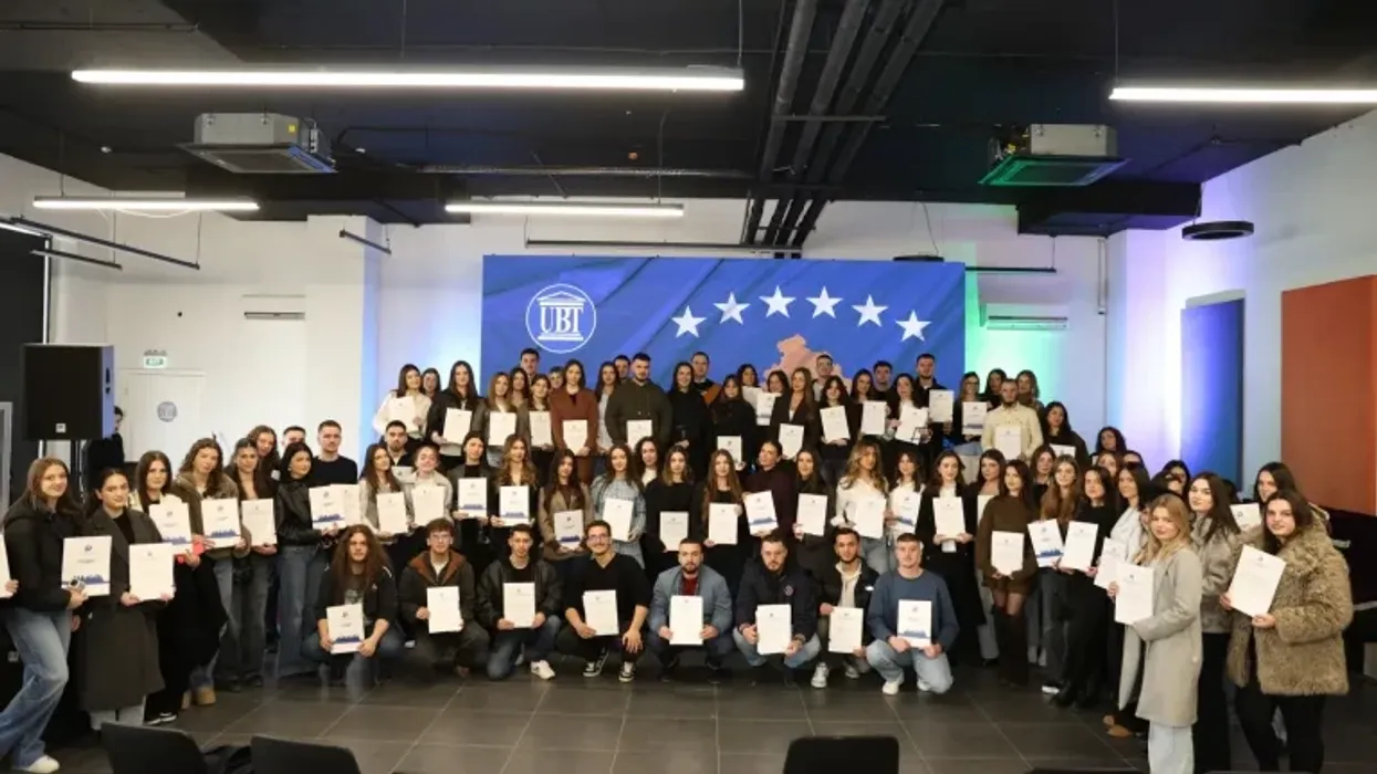 UBT mbështet rreth 200 studentë me bursa në 18-vjetorin e Pavarësisë UBT mbështet rreth 200 studentë me bursa në 18-vjetorin e Pavarësisë
