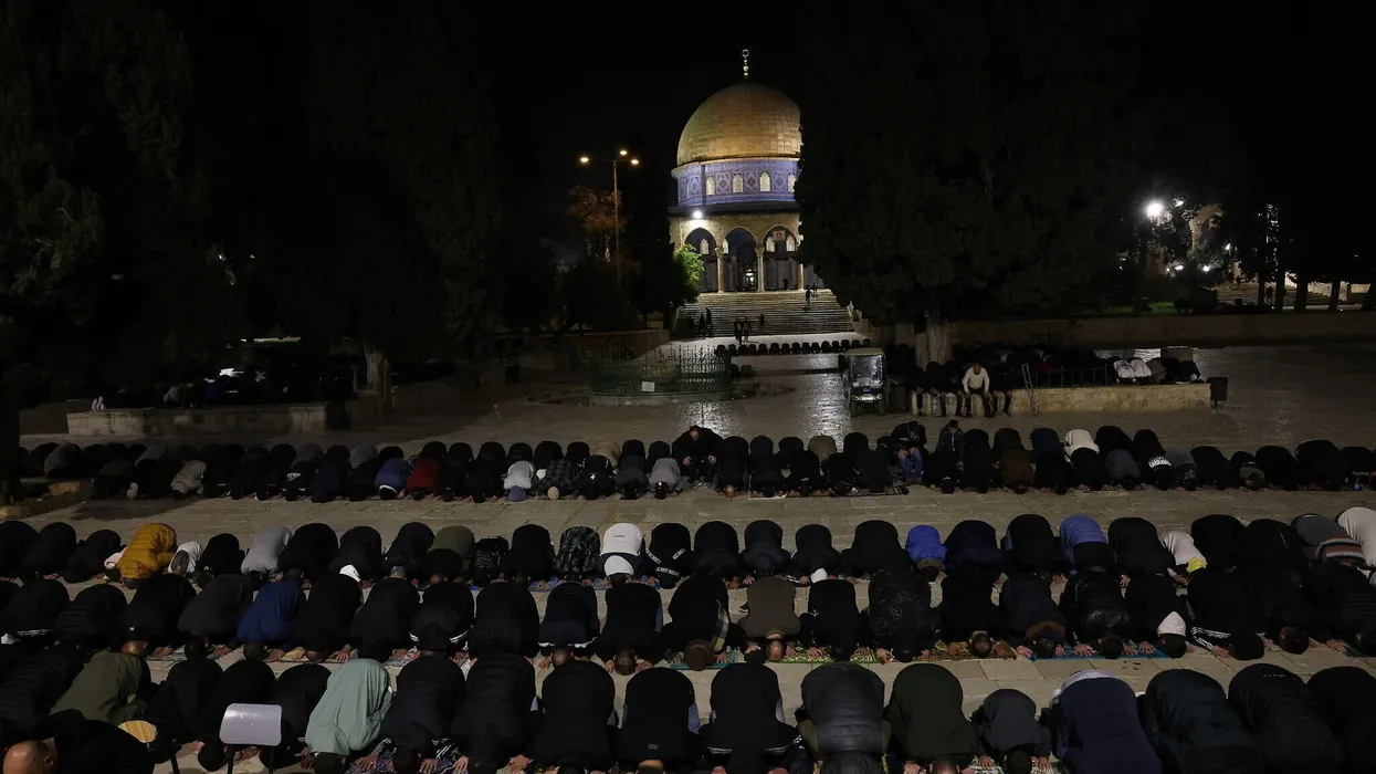 Izraeli do të lejojë 10,000 palestinezë nga Bregu Perëndimor të marrin pjesë në lutjet e së premtes në xhaminë Al-Aksa gjatë Ramazanit Izraeli do të lejojë 10,000 palestinezë nga Bregu Perëndimor të marrin pjesë në lutjet e së premtes në xhaminë Al-Aksa gjatë Ramazanit