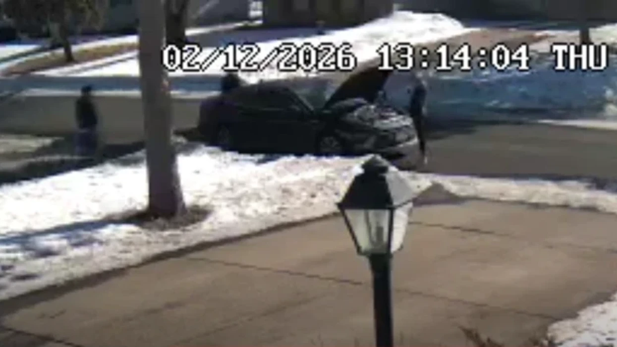 Agjentët e ICE-së bënë sikur u ishte prishur vetura, burri doli për të ndihmuar - u arrestua