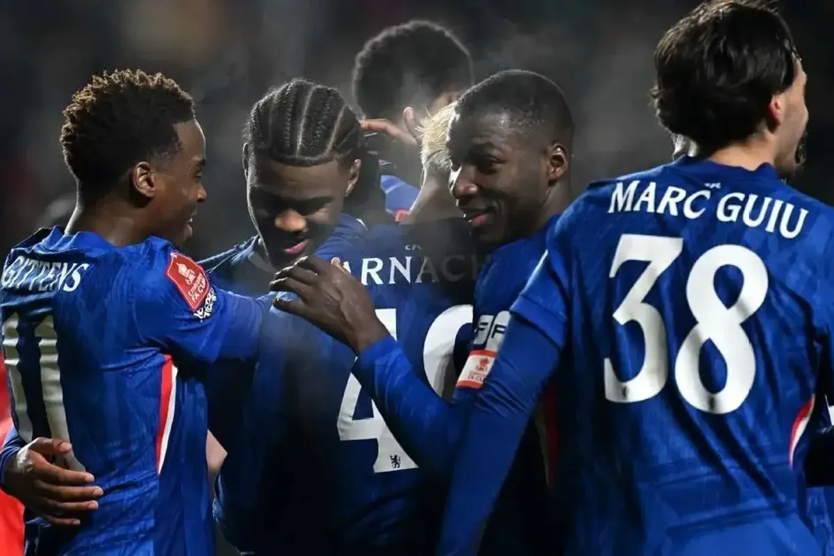 Man Utd nxitet të nënshkruajë me yllin e Chelseat, i cili mund të luajë tri pozicione të ndryshme Man Utd nxitet të nënshkruajë me yllin e Chelseat, i cili mund të luajë tri pozicione të ndryshme