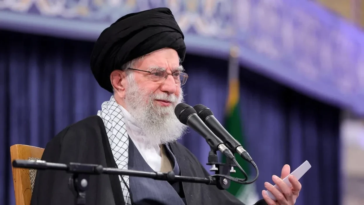 Irani përgatitet për luftë, Khamenei ia lëshon kontrollin e pushtetit besnikut Larijani
