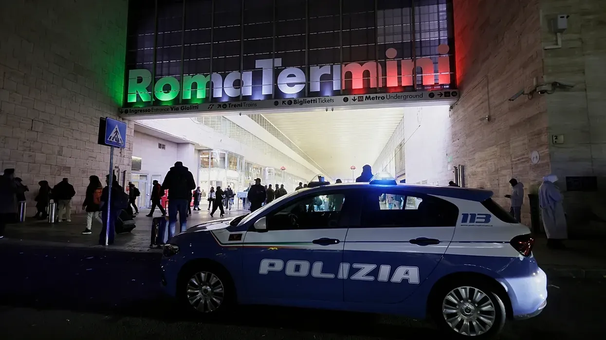 Policët e Romës vjedhin mallra luksoze me vlerë 280,000 euro me ndihmën e një arkëtari Policët e Romës vjedhin mallra luksoze me vlerë 280,000 euro me ndihmën e një arkëtari