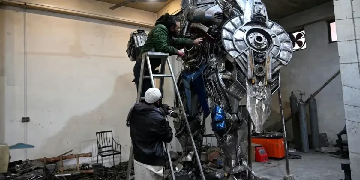 Skulptori pakistanez shndërron skrapin metalik në vepra arti Skulptori pakistanez shndërron skrapin metalik në vepra arti