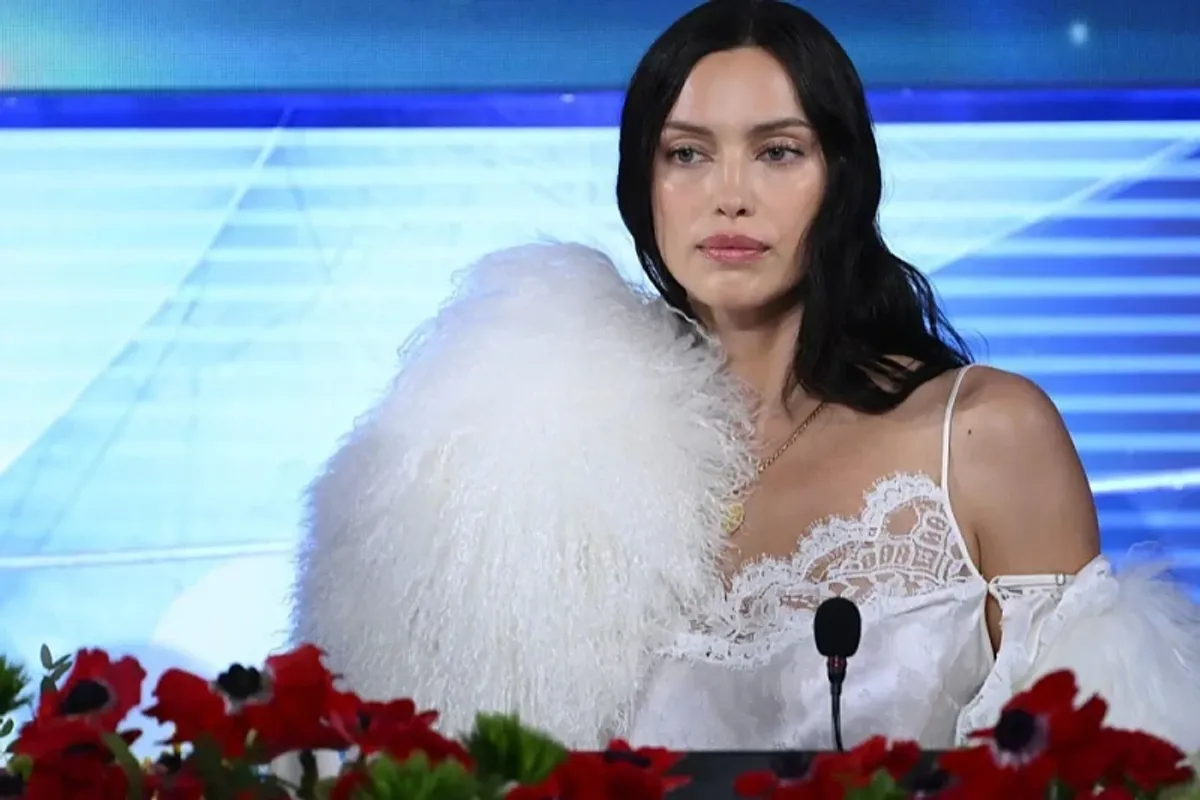 Irina Shayk pyeti për luftën midis Rusisë dhe Ukrainës në Sanremo: Nëse dikujt nuk i pëlqen që jam këtu, nuk mund të bëj gjë tjetër veçse Irina Shayk pyeti për luftën midis Rusisë dhe Ukrainës në Sanremo: Nëse dikujt nuk i pëlqen që jam këtu, nuk mund të bëj gjë tjetër veçse