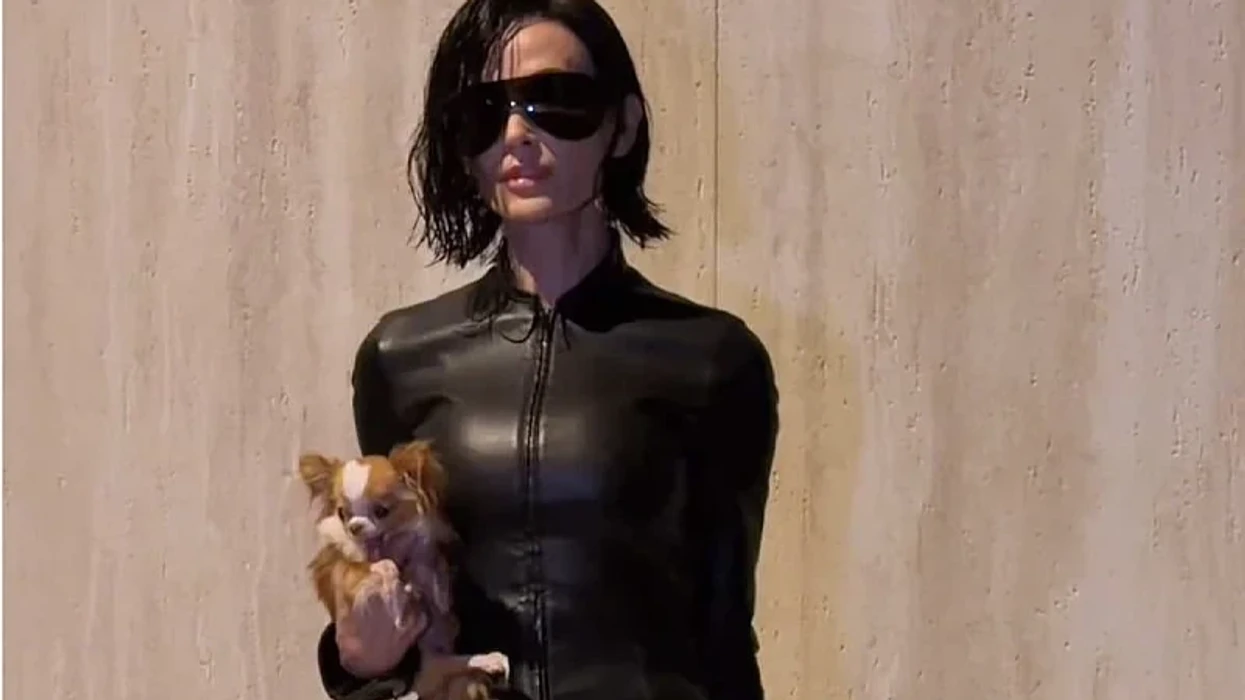 Me flokë të shkurtra në stilin bob dhe syze dielli të mëdha: Pak veta e njohën aktoren Demi Moore në sfilatën e Gucci-t