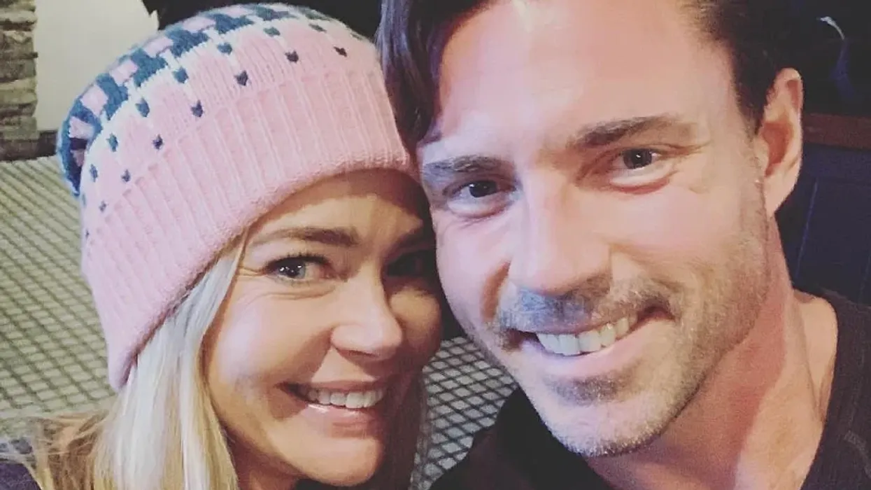 Divorci i stuhishëm i aktores: Gjykata urdhëron Denise Richards t'i paguajë ish-burrit 5,000 dollarë në muaj si pension ushqimor Divorci i stuhishëm i aktores: Gjykata urdhëron Denise Richards t'i paguajë ish-burrit 5,000 dollarë në muaj si pension ushqimor