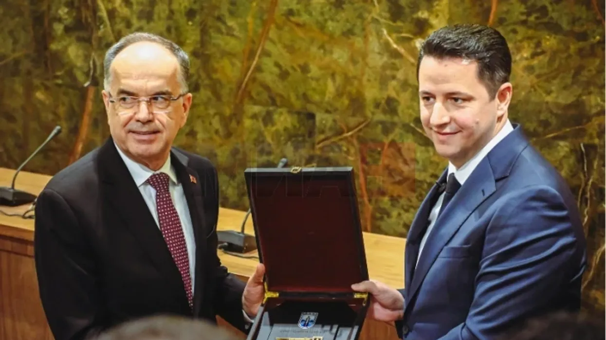 Presidenti i Shqipërisë, Bajram Begaj nderohet me “Çelësin e Qytetit” në Gostivar Presidenti i Shqipërisë, Bajram Begaj nderohet me “Çelësin e Qytetit” në Gostivar