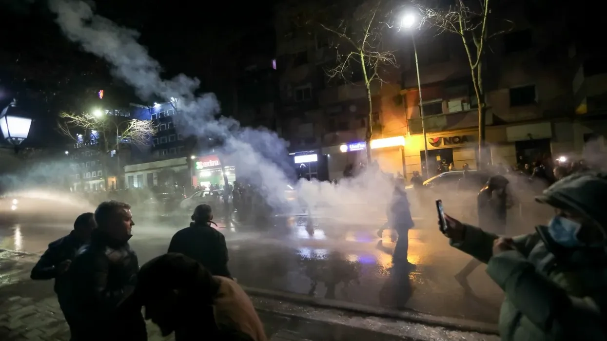 Protesta e opozitës, protestuesit zhvendosen drejt Parlamentit, hidhen sërish molotovë Protesta e opozitës, protestuesit zhvendosen drejt Parlamentit, hidhen sërish molotovë