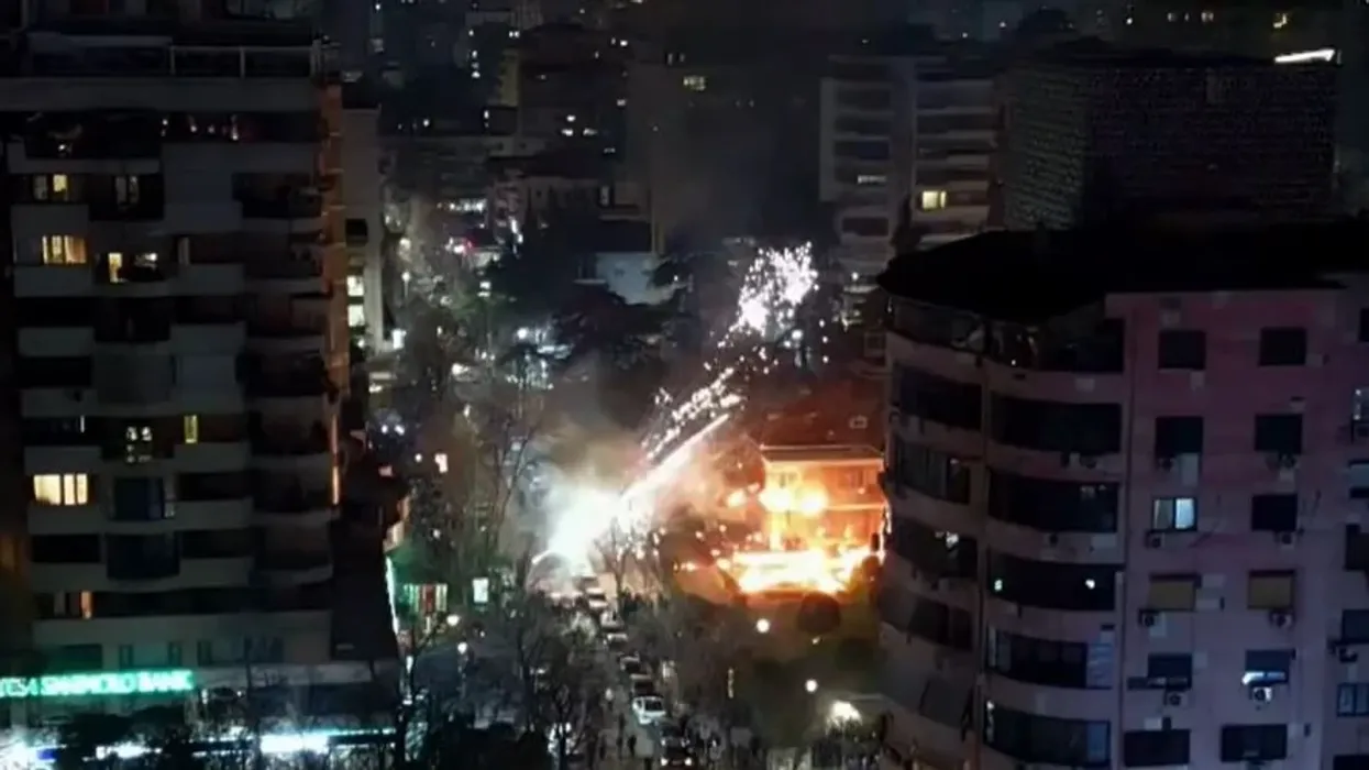 “Shi” fishekzjarrësh dhe molotovësh, momenti kur protestuesit e PD i vënë flakën vilës së Enver Hoxhës “Shi” fishekzjarrësh dhe molotovësh, momenti kur protestuesit e PD i vënë flakën vilës së Enver Hoxhës