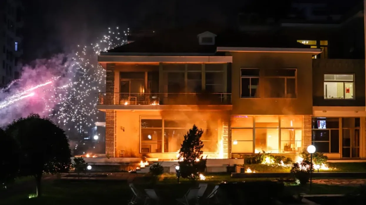 Mbi tri orë marshim me zhurmë molotovësh, kaos e rrëmujë në rrugët e Tiranës Mbi tri orë marshim me zhurmë molotovësh, kaos e rrëmujë në rrugët e Tiranës