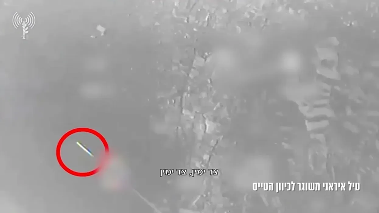 Raketa iraniane fluturon pranë një aeroplani izraelit, publikohen pamjet nga brendësia e kabinës së fluturakes Raketa iraniane fluturon pranë një aeroplani izraelit, publikohen pamjet nga brendësia e kabinës së fluturakes