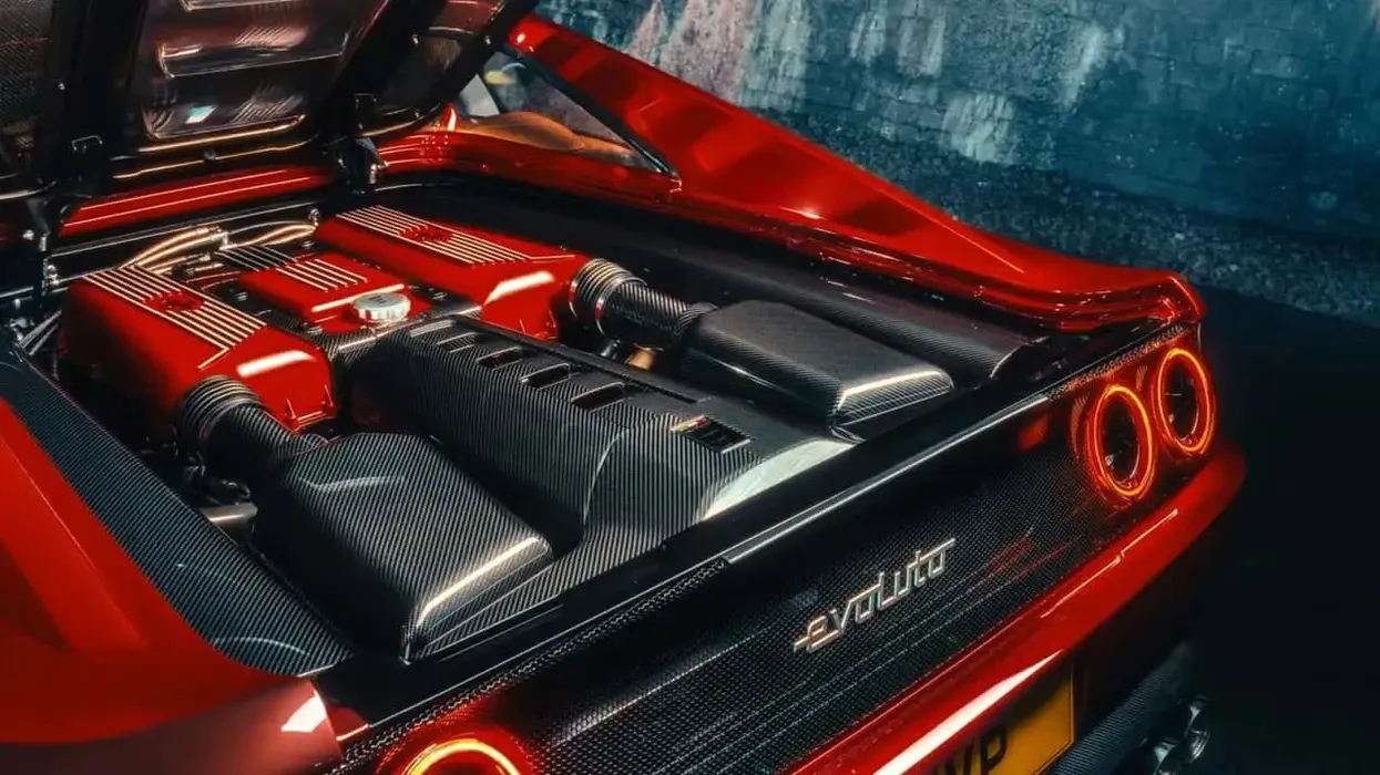 Tingulli i Ferrari 355 V8 të modifikuar ju rrëqethë Tingulli i Ferrari 355 V8 të modifikuar ju rrëqethë