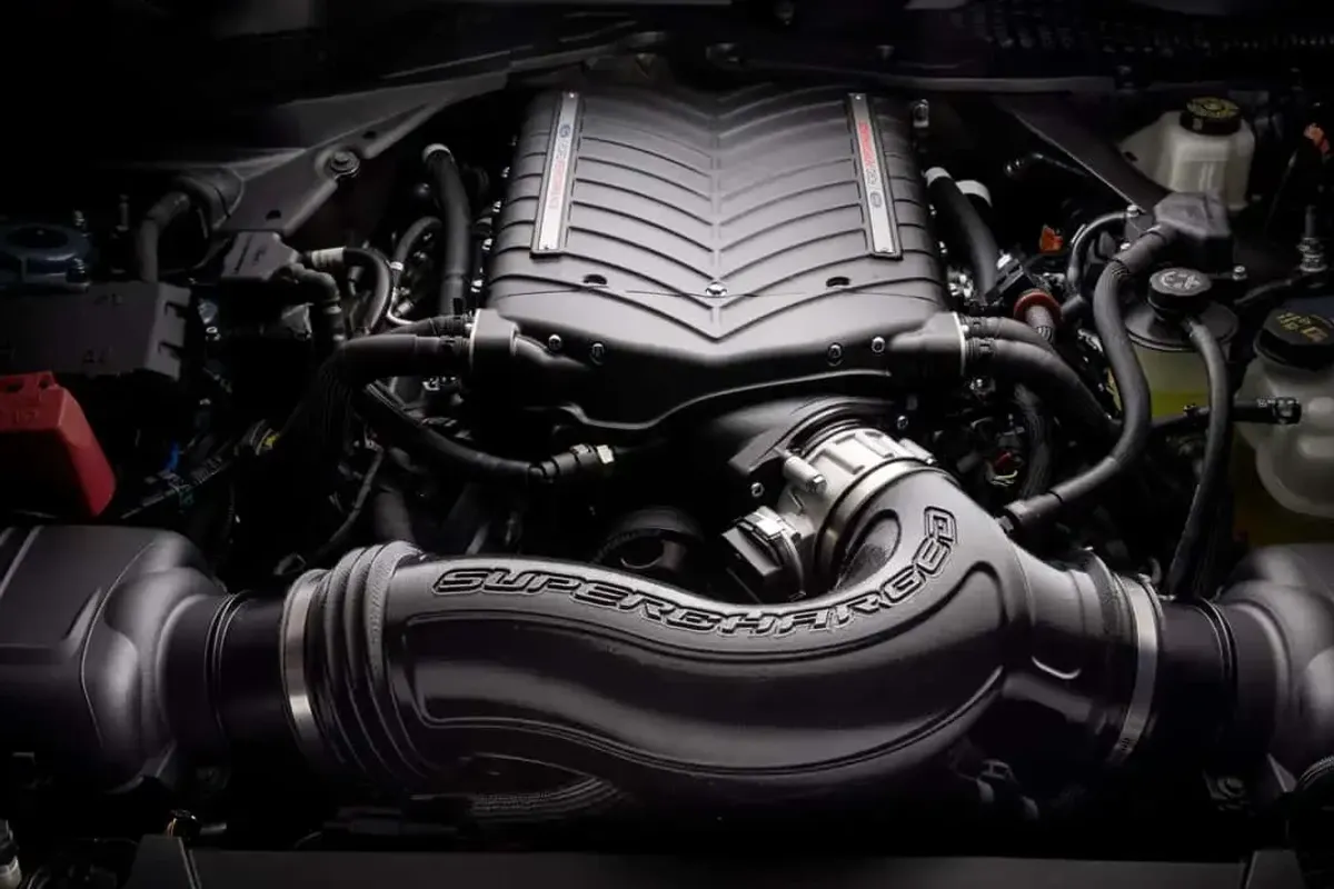 Vegla e re e superkompresorit të motorit të Ford e shndërron Mustangun në një superveturë Vegla e re e superkompresorit të motorit të Ford e shndërron Mustangun në një superveturë