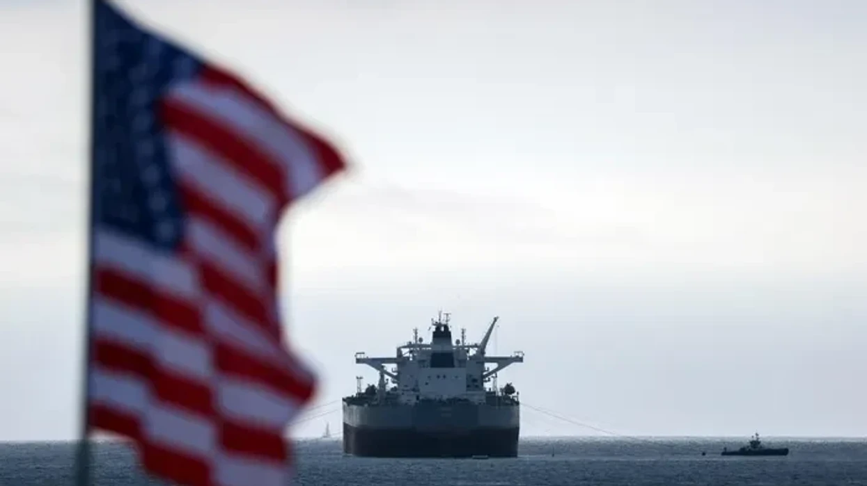 Tankeri amerikan 'në flakë' ndërsa Irani nis sulmet ndaj Izraelit dhe bazave amerikane