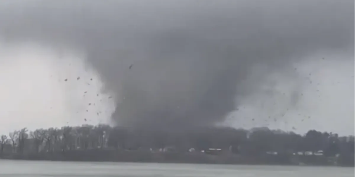 Tornado të fuqishme në veri të SHBA-së, të paktën katër persona kanë humbur jetën Tornado të fuqishme në veri të SHBA-së, të paktën katër persona kanë humbur jetën