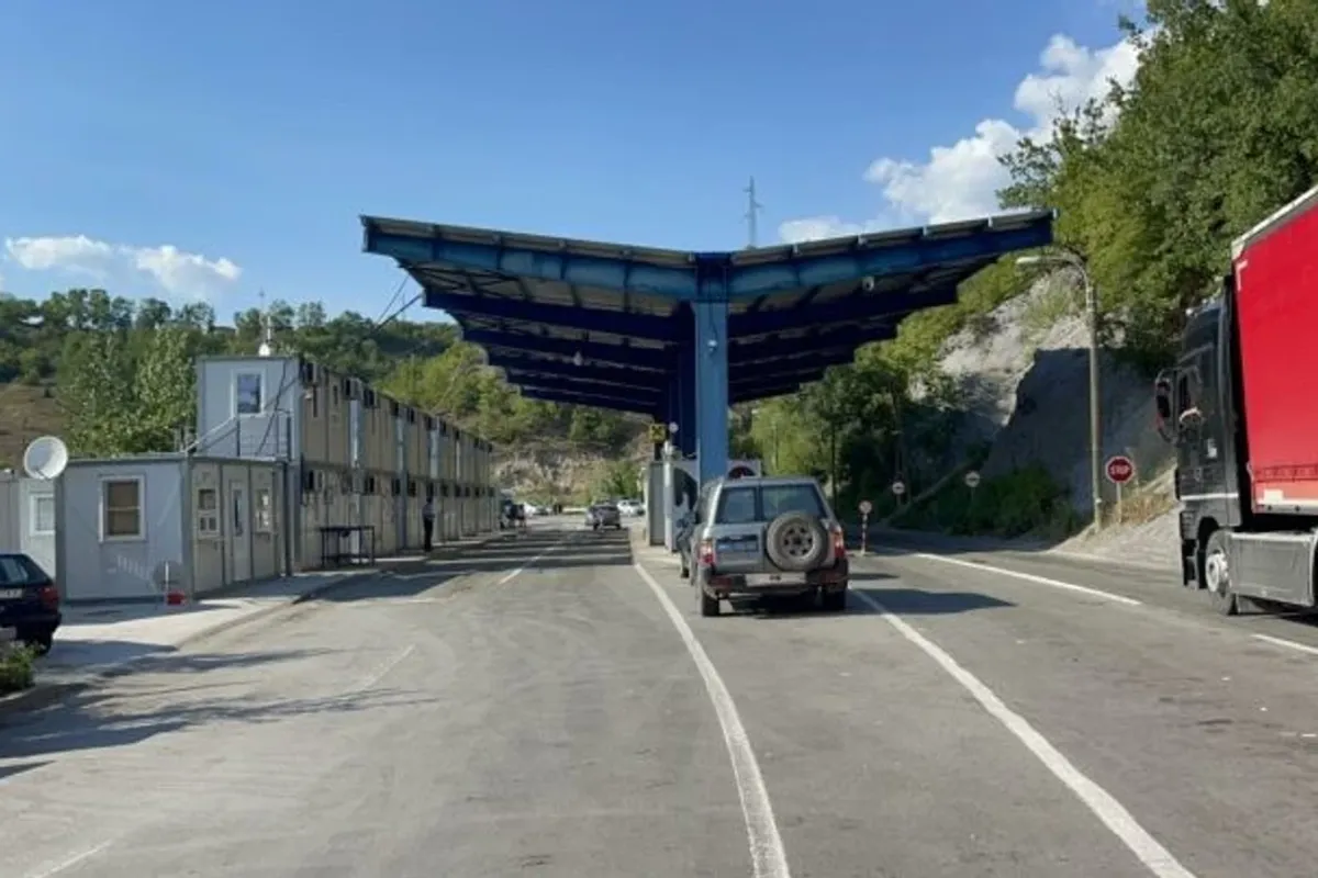 Bllokohet qarkullimi i automjeteve në dalje të pikës kufitare në Jarinjë Bllokohet qarkullimi i automjeteve në dalje të pikës kufitare në Jarinjë