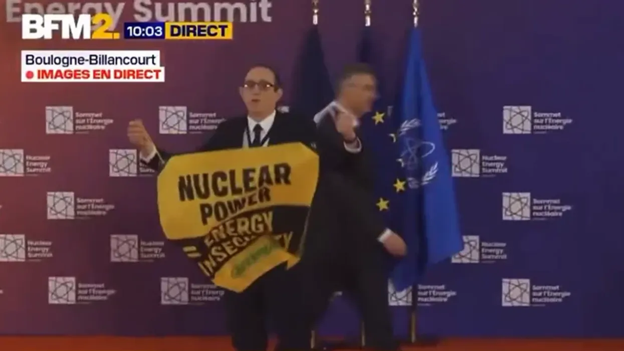 Aktivistët protestojnë në samitin global bërthamor në Paris, ia ndërpresin fjalën Macronit Aktivistët protestojnë në samitin global bërthamor në Paris, ia ndërpresin fjalën Macronit
