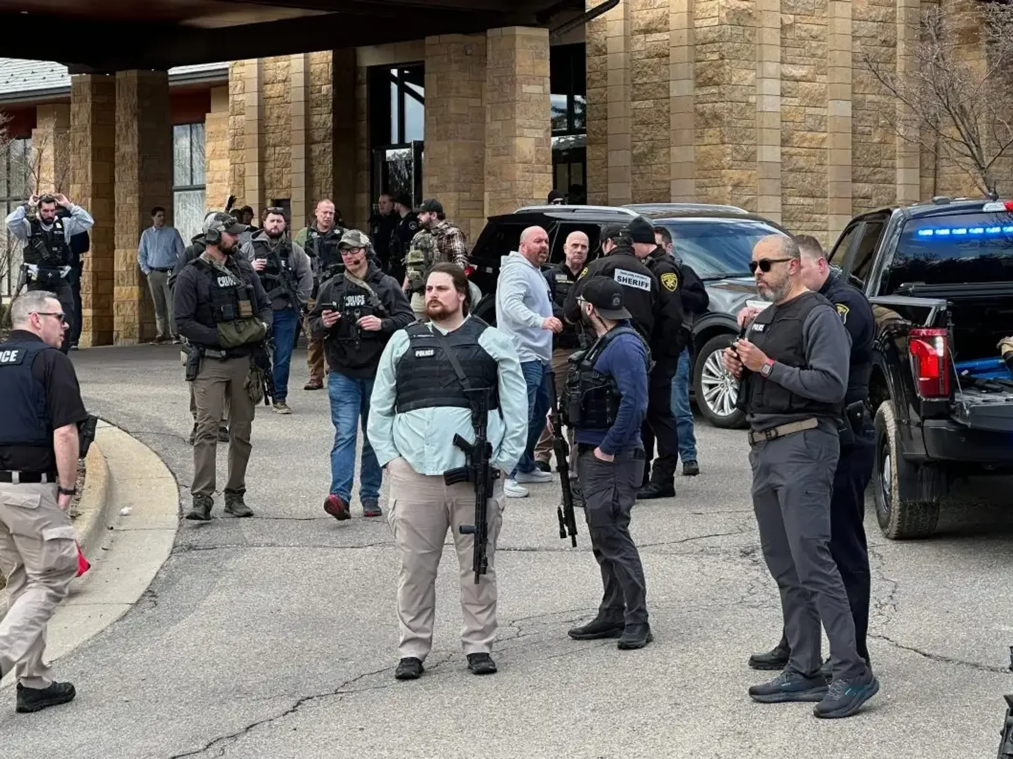 Incident në Michigan, automjeti godet sinagogën - reagon Trump Incident në Michigan, automjeti godet sinagogën - reagon Trump