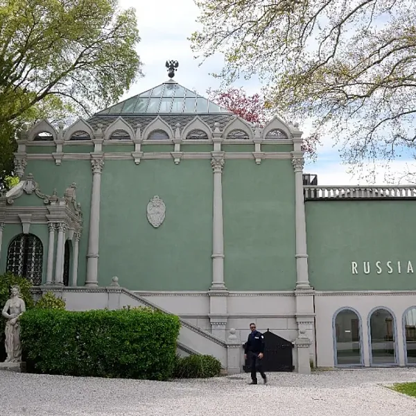 Skandal për shkak të përfshirjes së Rusisë në Bienalen e Venedikut: Komisioni Evropian kërcënoi të ndalojë financimin Skandal për shkak të përfshirjes së Rusisë në Bienalen e Venedikut: Komisioni Evropian kërcënoi të ndalojë financimin