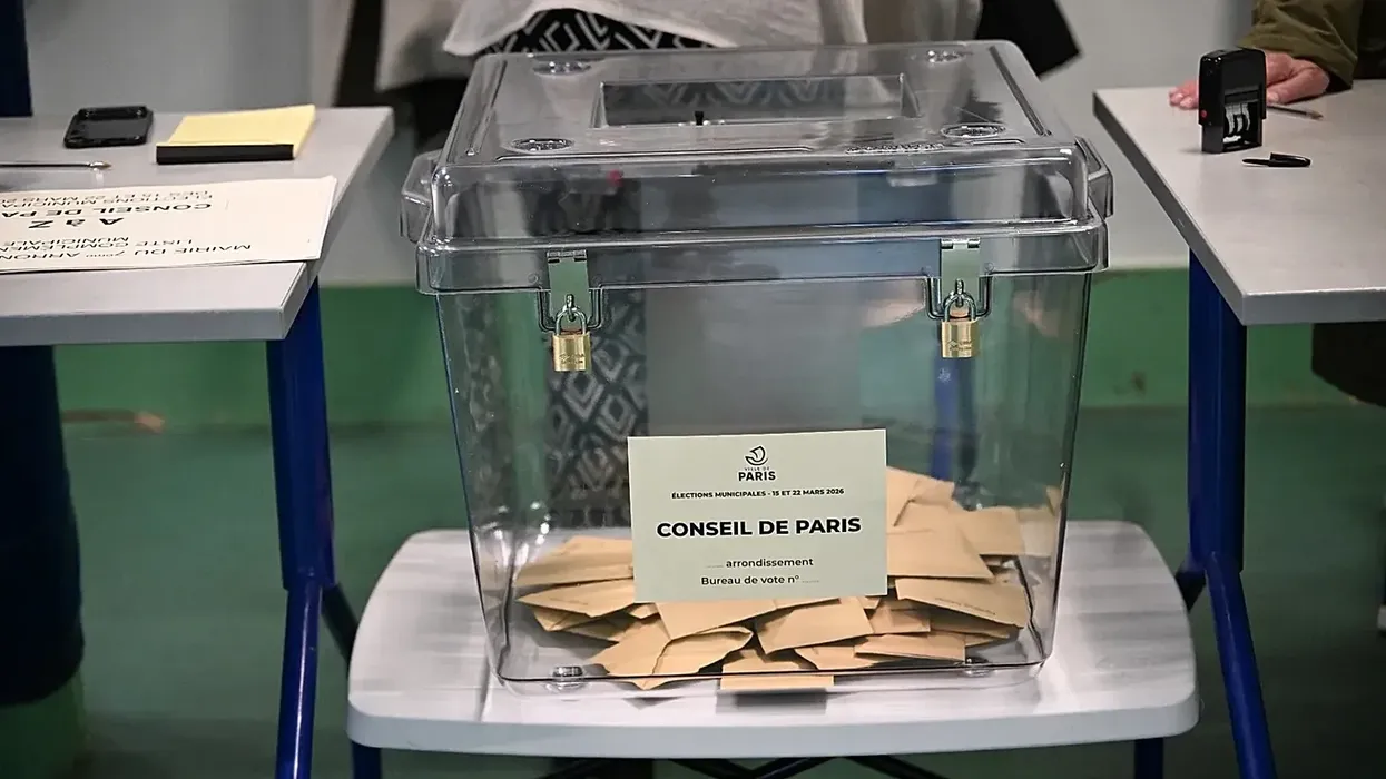 Votuesit francezë drejtohen në qendrat e votimit për raundin e parë të zgjedhjeve lokale Votuesit francezë drejtohen në qendrat e votimit për raundin e parë të zgjedhjeve lokale